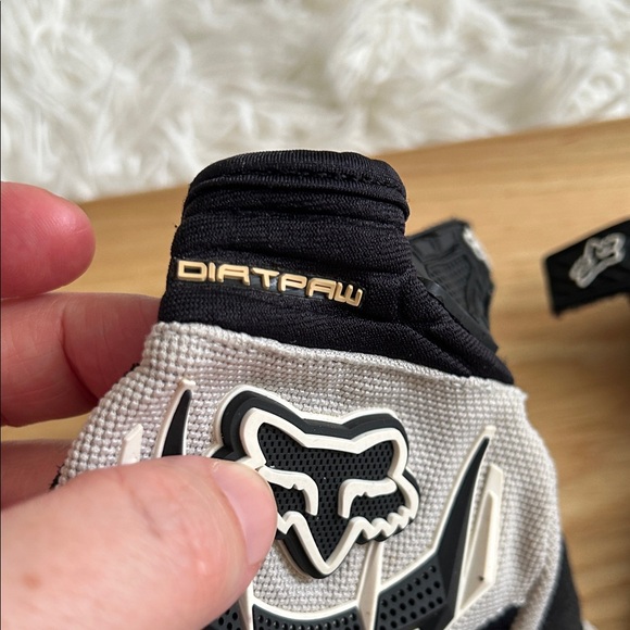 Fox Racing Black and white-Gray Gloves - Picture 4 of 8